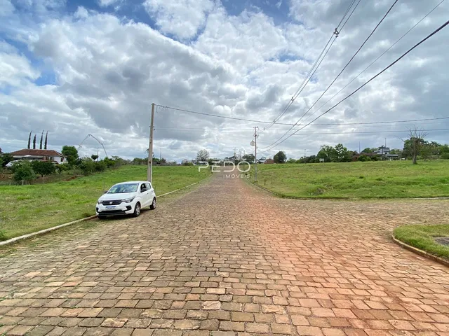 Vista da estrada de terra que leva a um campo adjacente à propriedade.