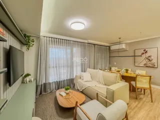 Sala de estar com vista para a janela e área de jantar.