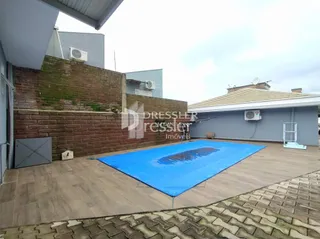 Fachada de um imóvel em Lajeado, Brasil, com parede de tijolos aparentes.