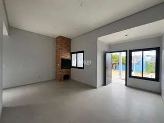 Ambiente interno moderno com parede de tijolos exposta em uma sala de estar.