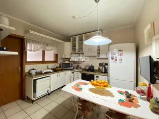 Foto da cozinha e sala de jantar de uma residência em Lajeado.