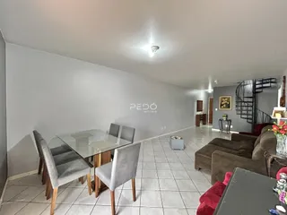 Ambiente interno de sala de jantar e estar com piso cerâmico.