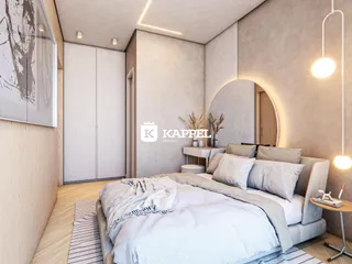 Quarto moderno com cama grande e armário em um apartamento.