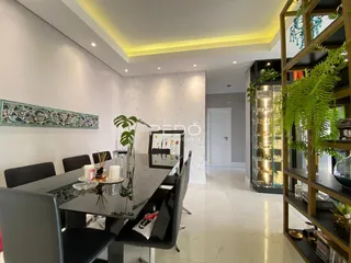 Ambiente de jantar moderno com piso claro e decoração de parede na Lajeado.