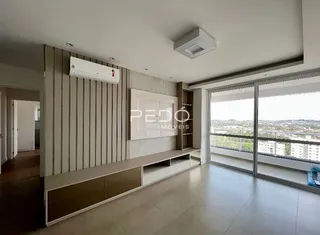 Sala de estar com portas de vidro e vista para o exterior.