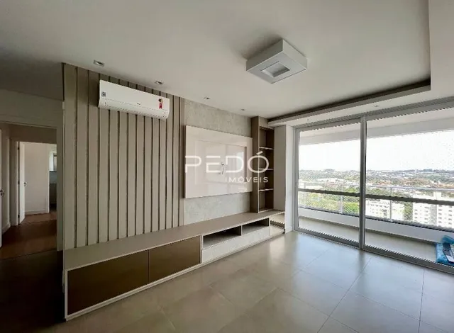 Sala de estar com portas de vidro e vista para o exterior.