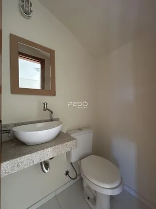 Foto de um banheiro com pia e vaso sanitário.
