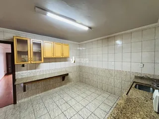 Foto de um banheiro com revestimento cerâmico e armários de madeira.