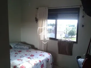 Quarto com cama e janela em um imóvel.