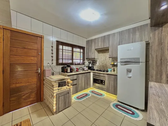 Foto de uma cozinha com armários e piso cerâmico em Lajeado.