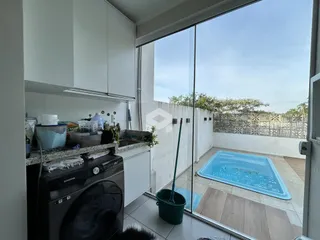 Vista da cozinha e área externa com piscina de uma residência em Lajeado.