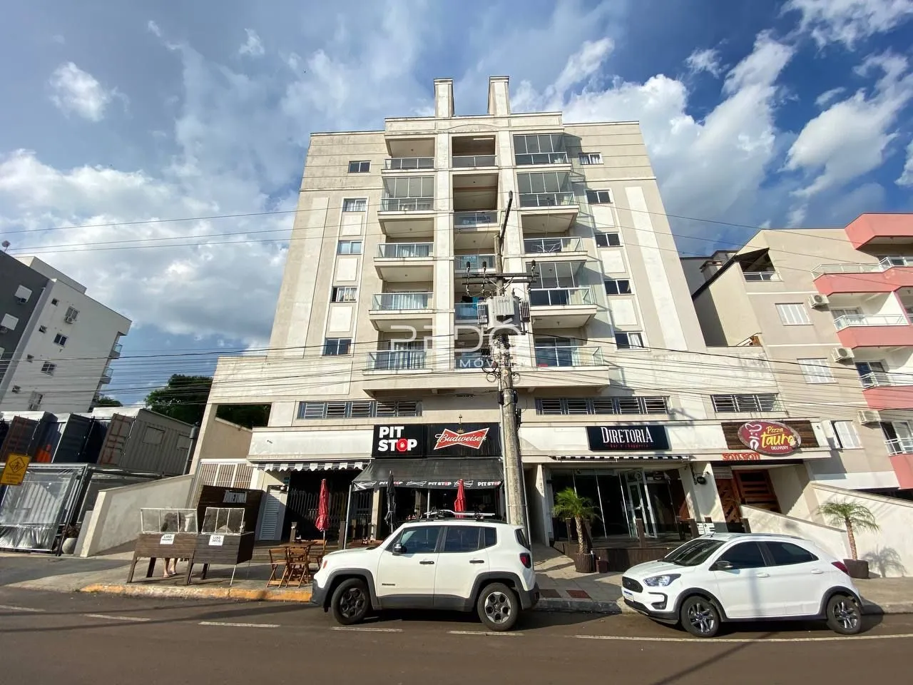 Fachada de um prédio residencial e comercial em Lajeado, Brasil.