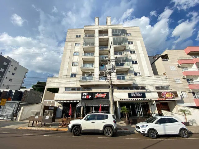 Fachada de um prédio residencial e comercial em Lajeado, Brasil.