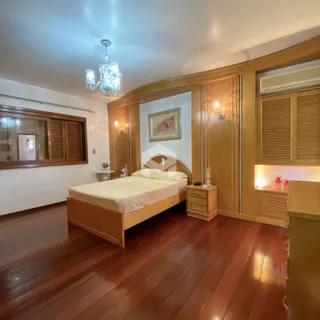 Quarto com piso de madeira e painéis de madeira.
