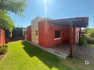 Foto da fachada de uma casa em Lajeado, Brasil, com jardim gramado.