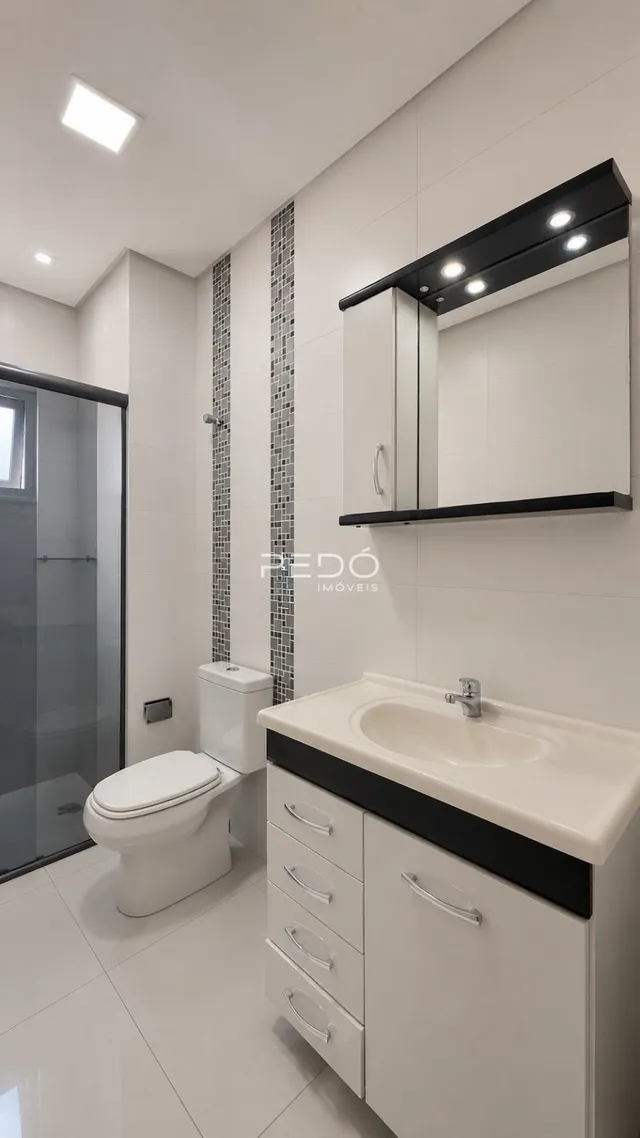 Banheiro moderno com revestimento de tijolo e piso branco.