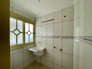 Foto de um banheiro com revestimento cerâmico nas paredes.