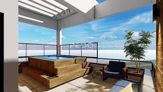 Vista de uma piscina e área de lazer em um terraço moderno.