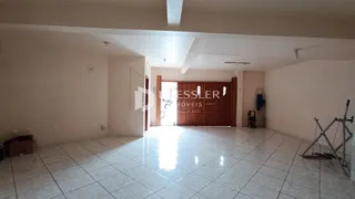 Vista ampla de uma sala com piso de cerâmica clara.