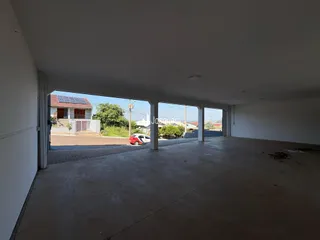 Vista de uma área coberta com piso de concreto em Lajeado, Brasil.