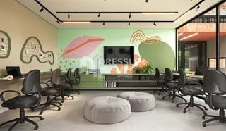 Sala de estar moderna com decoração verde e detalhes em madeira.