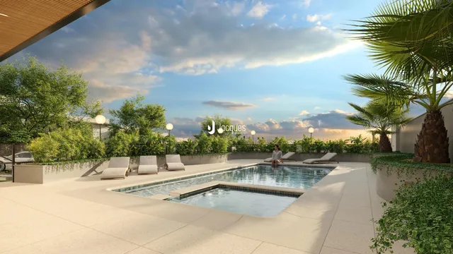 Vista de uma piscina e área externa com paisagismo em Lajeado.