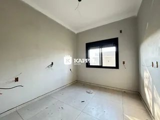 Foto de um cômodo vazio com paredes brancas e piso de cerâmica.