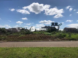 Vista externa de uma propriedade com gramado e céu azul.