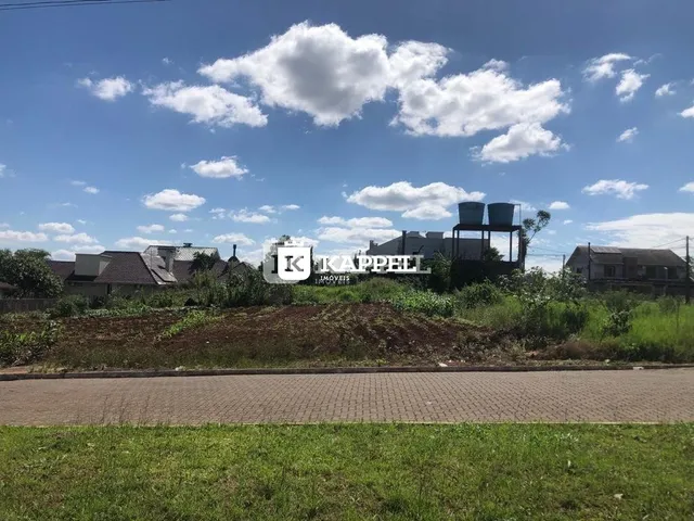 Vista externa de uma propriedade com gramado e céu azul.