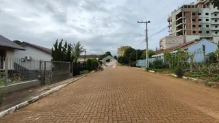Vista da fachada de uma propriedade em Lajeado, Brasil, ao longo de uma rua pavimentada.