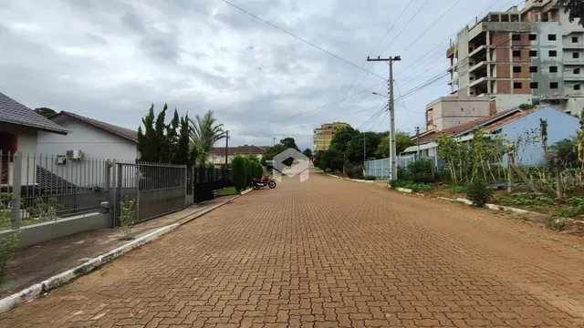 Vista da fachada de uma propriedade em Lajeado, Brasil, ao longo de uma rua pavimentada.