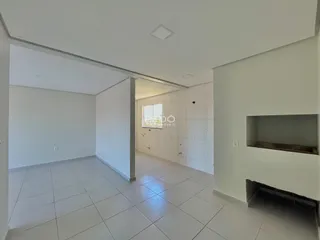 Hall de entrada com piso de cerâmica clara e paredes brancas.