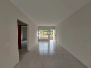 Corredor interno de uma residência com piso de cerâmica.