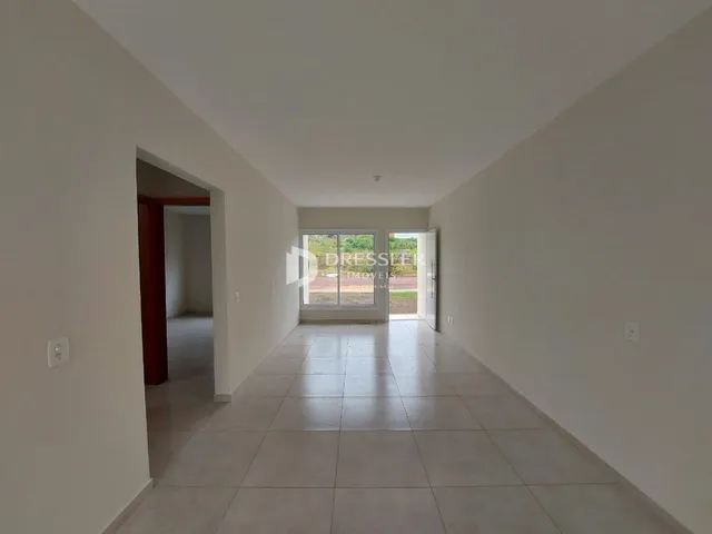 Corredor interno de uma residência com piso de cerâmica.