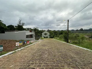 Fachada de uma propriedade em Lajeado, Brasil, com uma estrada de acesso.