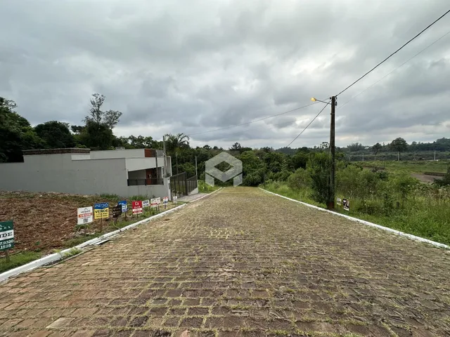 Fachada de uma propriedade em Lajeado, Brasil, com uma estrada de acesso.