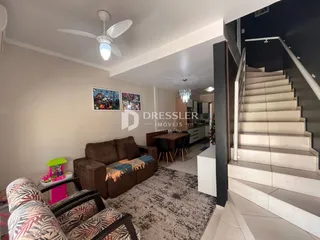 Sala de estar com sofá e tapete em um imóvel no Brasil.