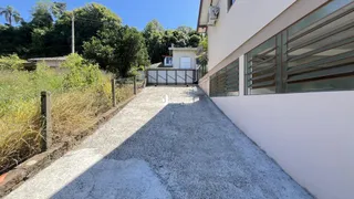 Fachada de uma residência em Lajeado, Brasil, com acesso por uma entrada pavimentada.
