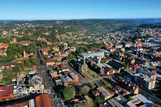 Vista aérea da paisagem urbana de Lajeado, Brasil, mostrando residências e vegetação.
