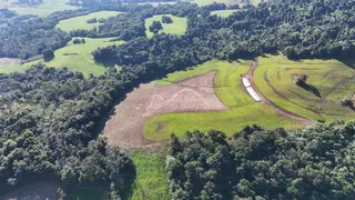 Vista aérea de uma propriedade rural com campos e vegetação densa na região de Lajeado.