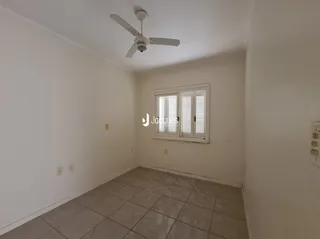 Foto de um cômodo interno com piso de cerâmica e janela.