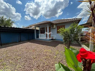 Vista externa de uma residência em Lajeado, Brasil, com um pátio aberto.