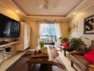 Sala de estar com decoração moderna e móveis de madeira.