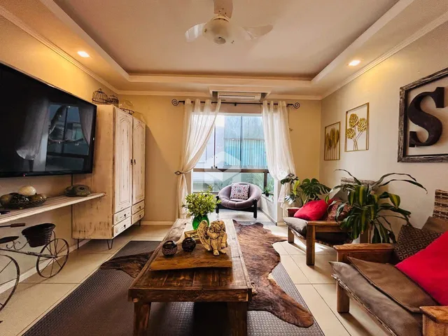 Sala de estar com decoração moderna e móveis de madeira.