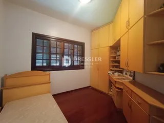 Quarto com cama e armários embutidos de madeira.