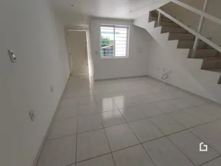 Foto de um ambiente interno com piso de cerâmica e escadaria.