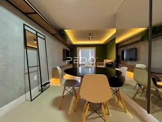 Sala de estar com pé direito alto e vigas de madeira em um imóvel no Brasil.