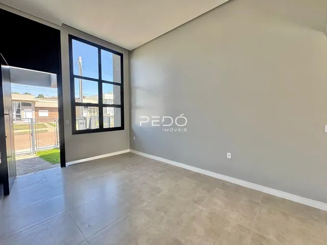 Sala de estar com piso de cerâmica e grande janela.
