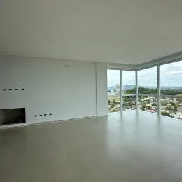 Sala ampla com vista panorâmica da paisagem.