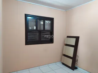 Foto de um cômodo interno com paredes cor de rosa e piso de cerâmica.